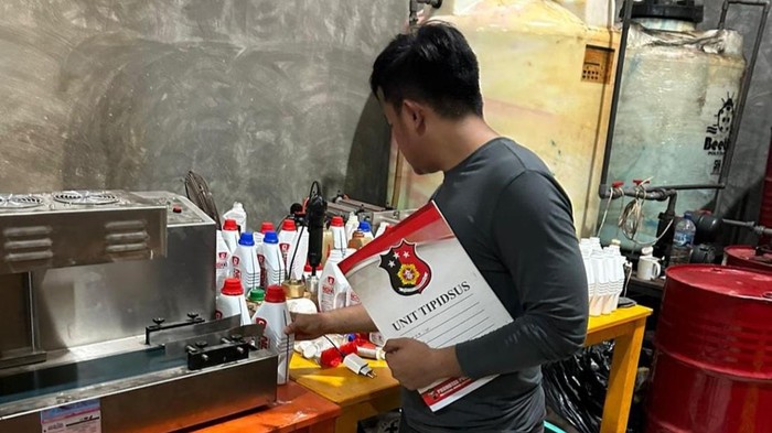 Polisi menggerebek gudang yang dijadikan tempat untuk memproduksi oli palsu di daerah Percut Sei Tuan. (Istimewa).