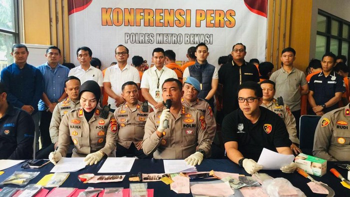 Polres Metro Bekasi menangkap 14 pelaku ganjal ATM hingga begal.