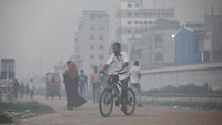 Masyarakat di daerah kumuh Dhaka menghadapi banyak bahaya kesehatan yang serius akibat polusi udara yang buruk. Banyak pabrik baja berdiri di tengah-tengah tempat tinggal mereka.   