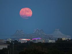 Potret Fenomena Super Blue Moon di Langit Berbagai Negara