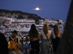 Potret Fenomena Super Blue Moon di Langit Berbagai Negara