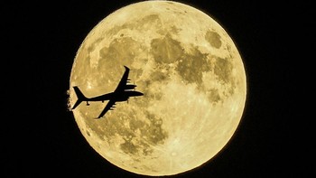 Pesawat udara tak berawak Akıncı lewat di depan Supermoon selama demonstrasi penerbangan pada hari pertama festival teknologi dan kedirgantaraan Teknofest di Ankara, Turki, Rabu, 30 Agustus 2023. AP/Emrah Gurel  