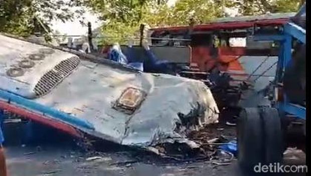 Potret ringseknya Bus Sugeng Rahayu dan Bus Eka dalam kecelakaan maut di Ngawi