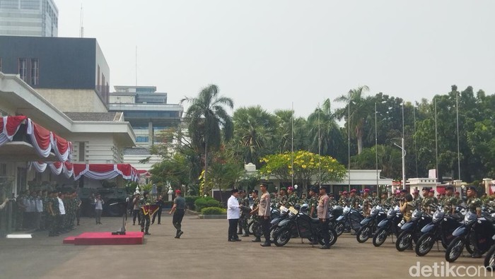 Prabowo Serahkan 100 Unit Motor Listrik ke TNI-Polri