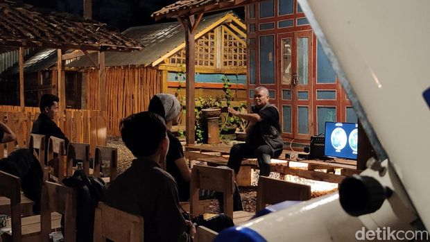 Proses pengamatan fenomena Super Blue Moon di Kampung Alien, Kulon Progo, DIY, Kamis (31/8/2023).