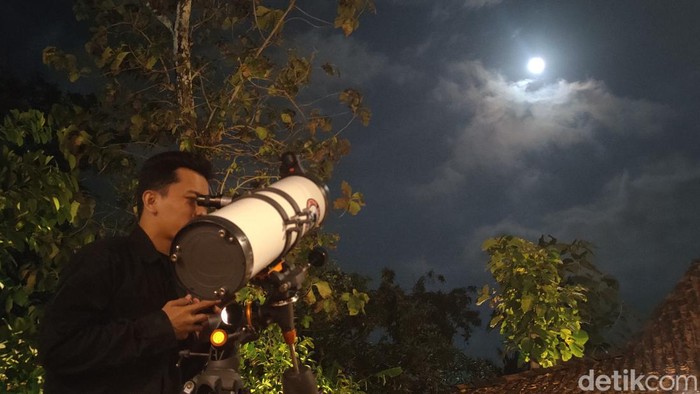 Proses pengamatan fenomena Super Blue Moon di Kampung Alien, Kulon Progo, DIY, Kamis (31/8/2023).