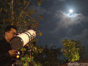 Penampakan Blue Moon Dilihat dari Kampung Alien Kulon Progo
