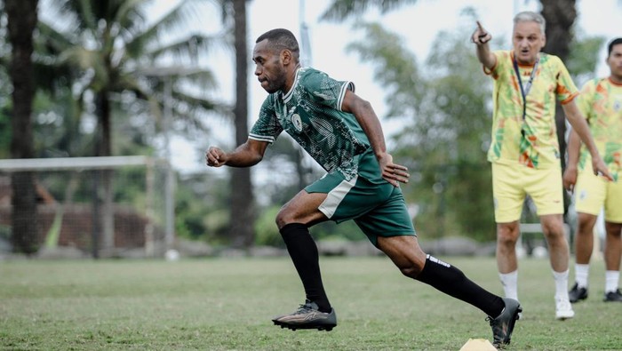 PSS Sleman menggelar latihan jelang melawan PSM Makassar dalam laga pekan ke-11 Liga 1 2023/2024.