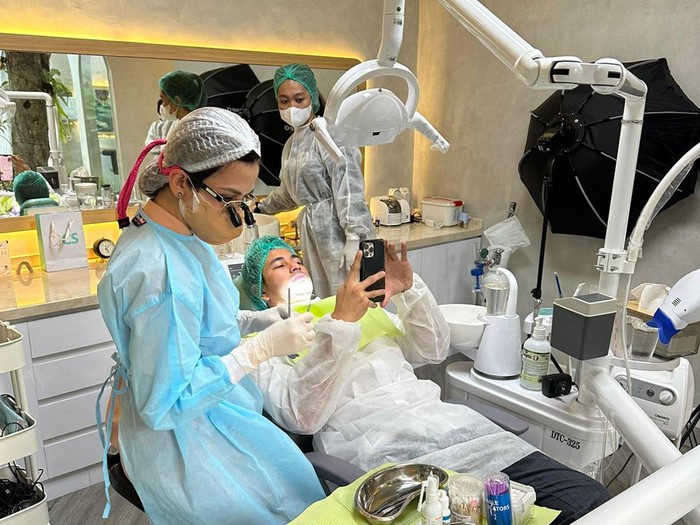 Raffi Ahmad Periksa Gigi di CS Dental Kemang