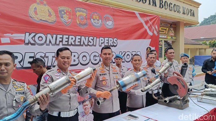 Razia knalpot tidak sesuai standar atau brong terus dilakukan di wilayah Kota Bogor. Sebanyak 1.237 knalpot brong disita sejak Juni dan langsung dipotong. (Rizky AM/detikcom)