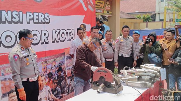 Razia knalpot tidak sesuai standar atau 'brong' terus dilakukan di wilayah Kota Bogor. Sebanyak 1.237 knalpot brong disita sejak Juni dan langsung dipotong. (Rizky AM/detikcom)