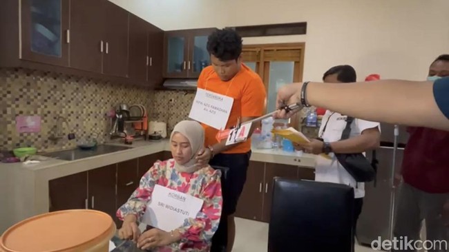 Rekonstruksi kasus anak bunuh ibu di Depok. Rekonstruksi kasus anak bunuh ibu di Depok.