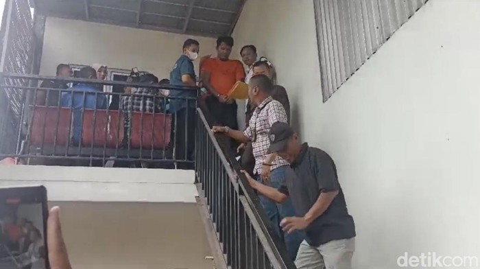 Rekonstruksi kasus anak bunuh ibu di Depok.