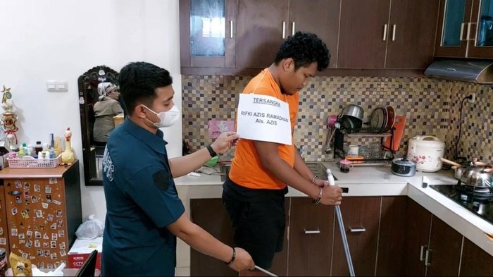 Rekonstruksi kasus Rifki Azis Ramadan membunuh ibu kandungnya sendiri hingga tewas