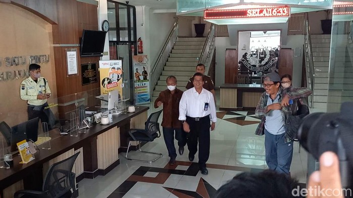 Rektor UNS Prof Jamal Wiwoho usai menjalani pemeriksaan di Kejari Solo, Kamis (31/8/2023).