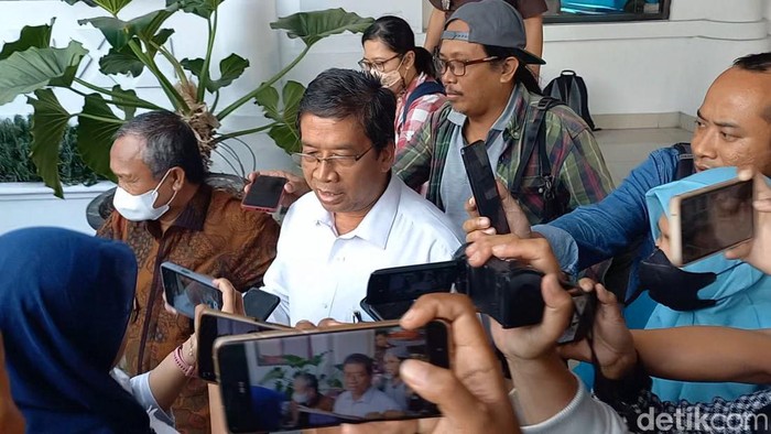 Rektor UNS Prof Jamal Wiwoho usai menjalani pemeriksaan di Kejari Solo, Kamis (31/8/2023).