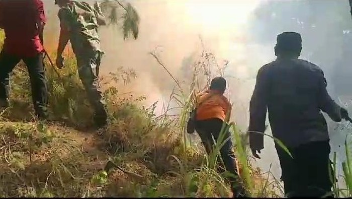 Relawan gabunga saat memadamkan api di hutan wilayah Desa Gondosuli, Tawangmangu, Karanganyar, Rabu (30/8/2023).