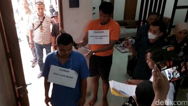 Rifki Azis Ramadan membunuh ibunya, lantas menyerang bapaknya dengan bacokan. Ini adalah rekonstruksinya. (Devi Puspitasari/detikcom)
