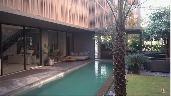 Berlokasi di kawasan Gading Serpong, rumah bergaya minimalis kontemporer tersebut merupakan gabungan dari rumah lama keluarga Boy dan bangunan baru. Keduanya dipisahkan sebuah kolam renang. Atap menggunakan panel bambu yang dianyam dengan tangan. (Foto: YouTube/Melaney Ricardo)