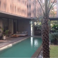 Berlokasi di kawasan Gading Serpong, rumah bergaya minimalis kontemporer tersebut merupakan gabungan dari rumah lama keluarga Boy dan bangunan baru. Keduanya dipisahkan sebuah kolam renang. Atap menggunakan panel bambu yang dianyam dengan tangan. (Foto: YouTube/Melaney Ricardo)