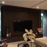 Boy William menyambut para tamu yang kebanyakan klien kontennya dengan sebuah ruangan yang dirancang sedemikian rupa sehingga menyerupai sebuah lobby hotel. Kreativitas rasanya bisa keluar kalau I have mood like in a hotel, kata Boy di YouTube Melaney Ricardo. (Foto: YouTube/Melaney Ricardo)
