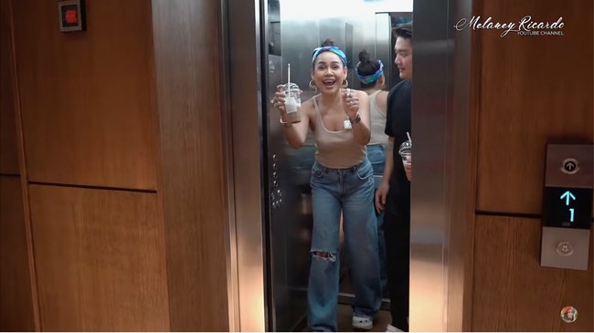 Bukan rumah mewah tentunya kalau tidak ada lift. Fasilitas tersebut memudahkan Boy untuk mengakses rumahnya yang terdiri dari empat lantai itu. (Foto: YouTube/Melaney Ricardo)