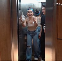 Bukan rumah mewah tentunya kalau tidak ada lift. Fasilitas tersebut memudahkan Boy untuk mengakses rumahnya yang terdiri dari empat lantai itu. (Foto: YouTube/Melaney Ricardo)