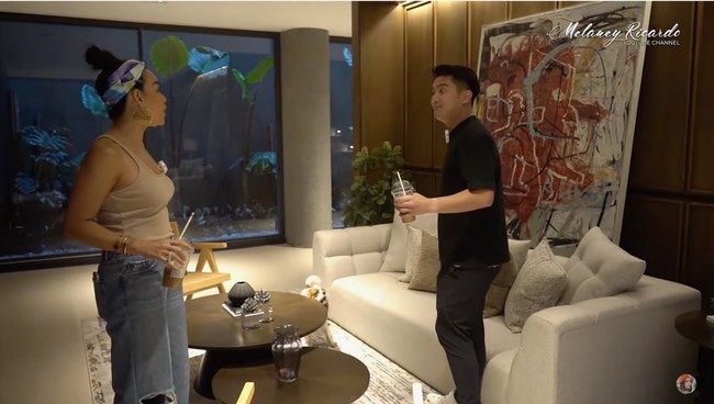 Setiap lantai dimanfaatkan semaksimal mungkin oleh pria 31 tahun ini. Area basement misalnya fokus untuk segala urusan kerjanya. Namun, interior tetap homey dan hangat. (Foto: YouTube/Melaney Ricardo)