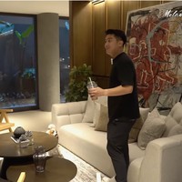 Setiap lantai dimanfaatkan semaksimal mungkin oleh pria 31 tahun ini. Area basement misalnya fokus untuk segala urusan kerjanya. Namun, interior tetap homey dan hangat. (Foto: YouTube/Melaney Ricardo)