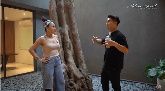 Masih di lantai yang sama, terdapat sebuah taman kecil bernuansa zen yang dihiasi sebuah pohon besar. Dikirim dari Bali, harganya sekitar Rp 150 juta, katanya. (Foto: YouTube/Melaney Ricardo)