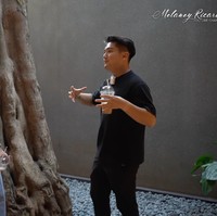 Masih di lantai yang sama, terdapat sebuah taman kecil bernuansa zen yang dihiasi sebuah pohon besar. Dikirim dari Bali, harganya sekitar Rp 150 juta, katanya. (Foto: YouTube/Melaney Ricardo)