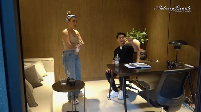 Inilah ruang kerja Boy William yang didominasi oleh kayu sehingga menciptakan atmosfer hangat. (Foto: YouTube/Melaney Ricardo)