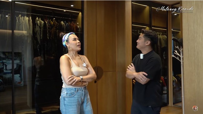 Boy juga memiliki ruangan khusus yang didedikasikan sebagai walk-in closet. (Foto: YouTube/Melaney Ricardo)