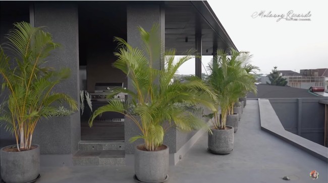 Area teratas disulap menjadi rooftop dengan tempat duduk yang nyaman untuk nongkrong. (Foto: YouTube/Melaney Ricardo)