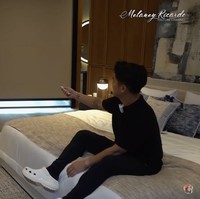 Boy William tidur di kamar yang sangat luas. Jendelanya dilengkapi dengan tria otomatis. (Foto: YouTube/Melaney Ricardo)