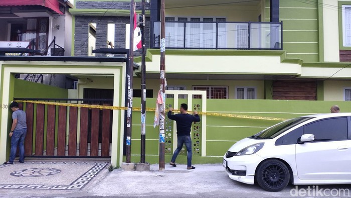 Rumah selebgram Adelia Putri Salma disegel.