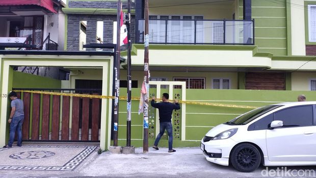 Rumah selebgram Adelia Putri Salma disegel.