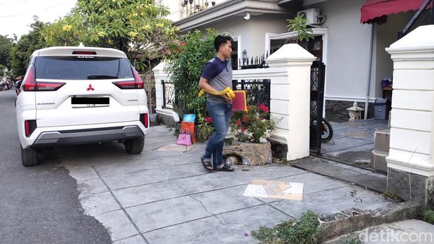 Rumah selebgram Adelia Putri Salma disegel.