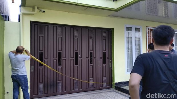 Rumah selebgram Adelia Putri Salma disegel.