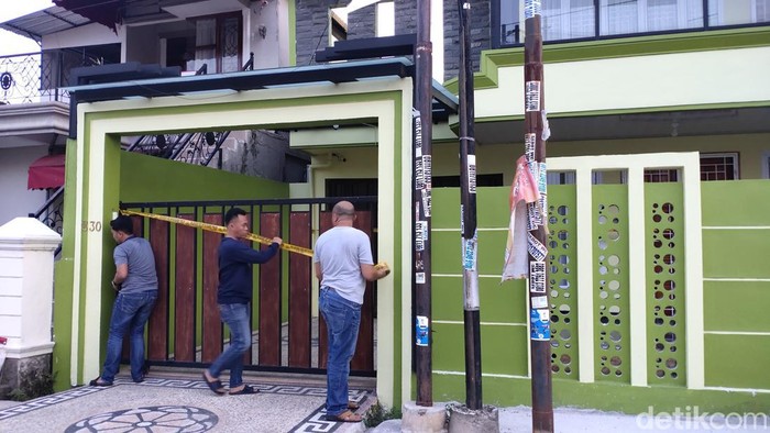 Rumah selebgram Adelia Putri Salma disegel.