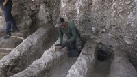 Saluran kuno ini diduga berasal dari periode Bait Suci Pertama. Saluran ini ditemukan di Taman Nasional Kota Daud tepat di luar tembok Kota Tua Yerusalem.  