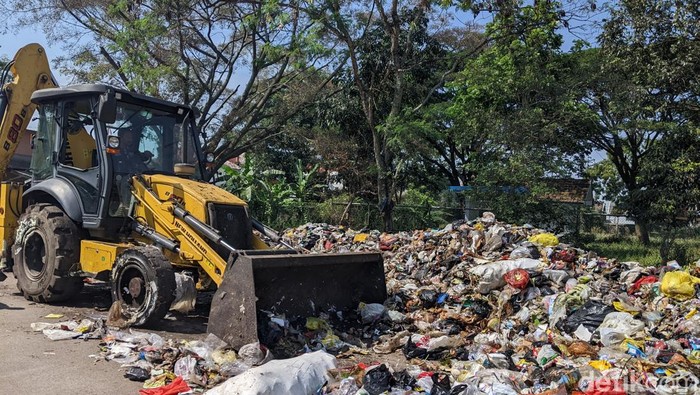 Sampah bercampur aduk di Pasar Ciwastra, Kota Bandung