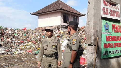 Anggota Satpol PP Kota Denpasar ketika tengah melakukan penjagaan di di TPS Gunung Agung, Denpasar, Bali pada Kamis (31/8/2023).