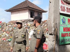 Satpol PP Kesal Warga Ngawur Buang Sampah, Pelototi TPS Gunung Agung