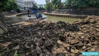 Pengerukan jugadilakukan sebagai langkah antisipasi banjir saat memasuki musim hujan.