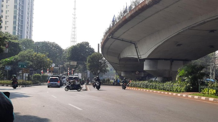 Sejumlah Pemotor Bandel Lawan Arus di U-turn bawah Jembatan Layang Kalibata