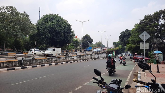 Sejumlah pemotor masih nekat lawan arah di Jalan KH Abdullah Syafei, Tebet, Jaksel.