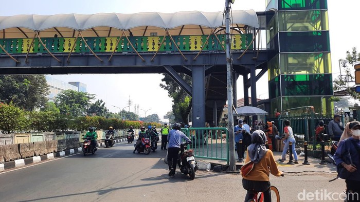Sejumlah pemotor nekat lawan arah dengan menuntun motor di Jalan Pasar Minggu karena ada polisi.