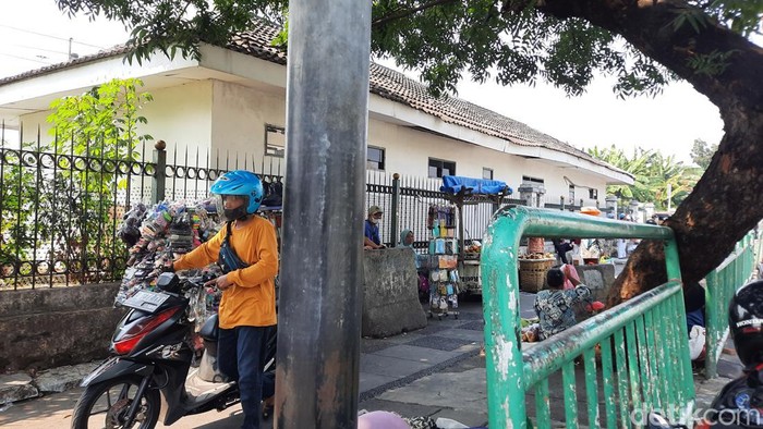 Sejumlah pemotor nekat lawan arah dengan menuntun motor di Jalan Pasar Minggu karena ada polisi.