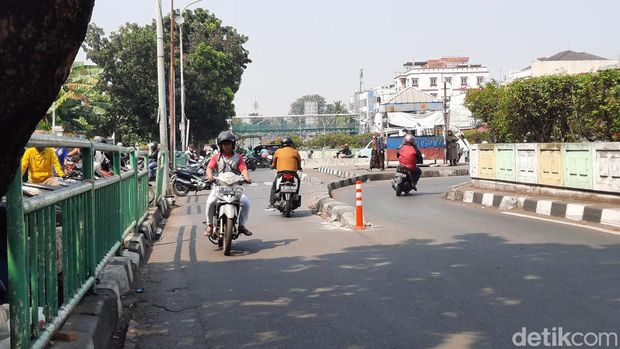 Sejumlah pemotor nekat lawan arah dengan menuntun motor di Jalan Pasar Minggu karena ada polisi.